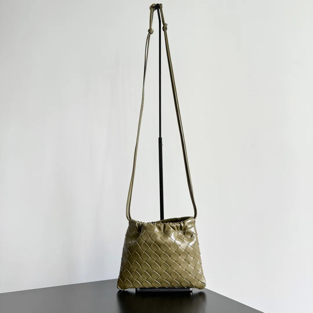 Batch 1400 BOTTEGA VENETA DUSTBAG mini size is officially launched📣📣. It still continues the classic weaving process. The lazy and casual feeling presented by the drawstring pockets is not too suitable for summer. The small back body is light and convenient. It is enough to carry lipstick and tissues when going out every day. It is not easy to make mistakes with any clothes. The shoulder strap has a buckle and pull-out design, which can be adjusted to unlock multiple carrying methods. Style number: 816987 Size: 21*16.6*1cm